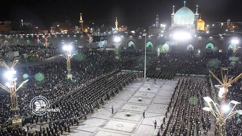 Iranpress: People of Mashhad hold mourning ceremony on Ashura night