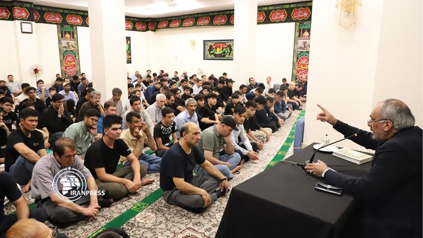 Iranpress: People in Tajikistan marks Ashura 
