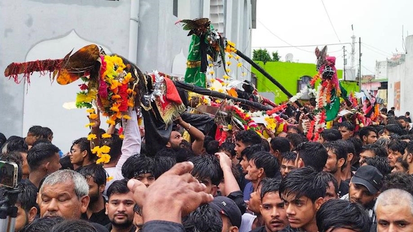Iranpress: People of India mark Ashura mourning rituals