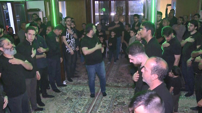 Iranpress: Ankara; People show grief on Ashura night