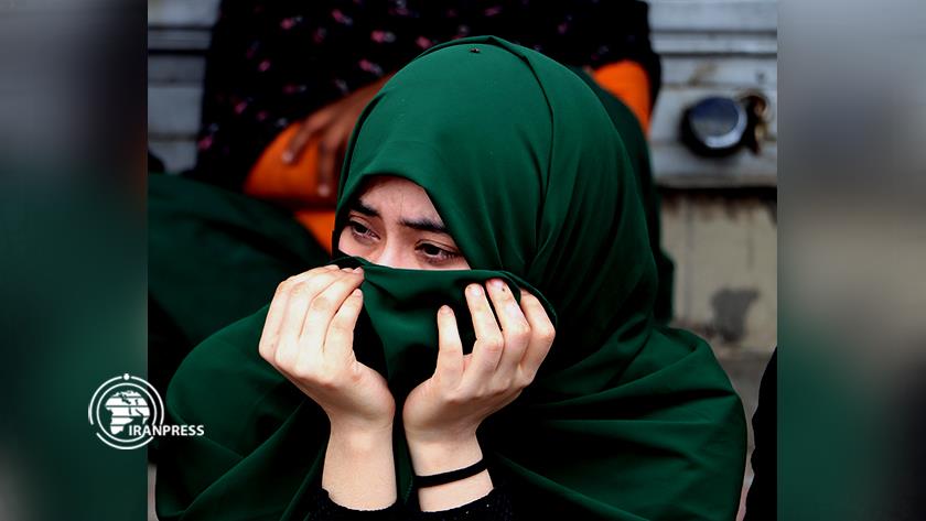 Iranpress: People in India perform Ashura rituals