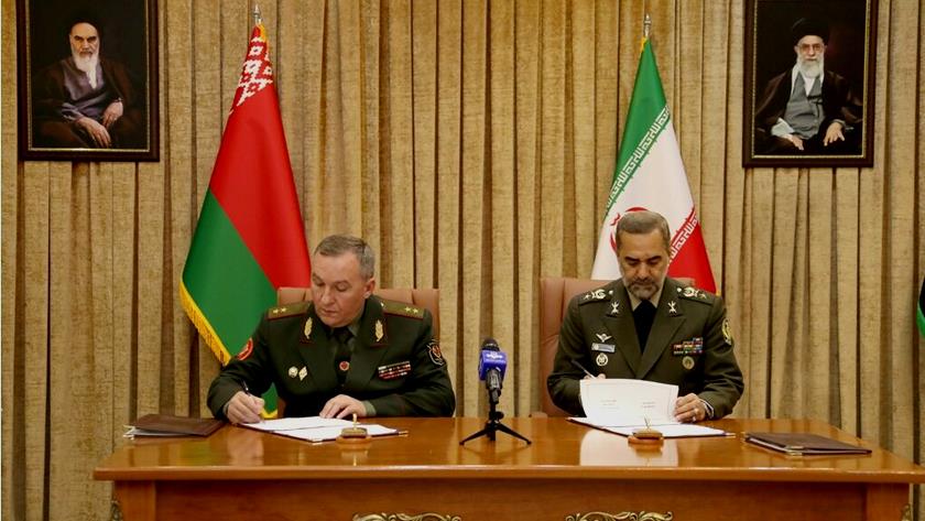 Iranpress: Defense ministers of Iran, Belarus meet, stress expansion of ties