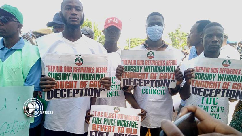 Iranpress: Protesters in Nigeria break down National Assembly gate