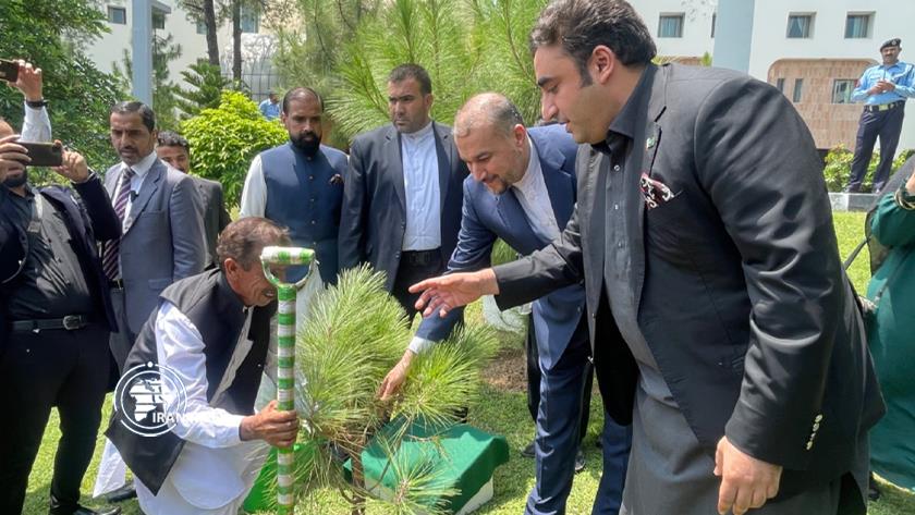 Iranpress: Pakistan FM welcomes Iranian counterpart