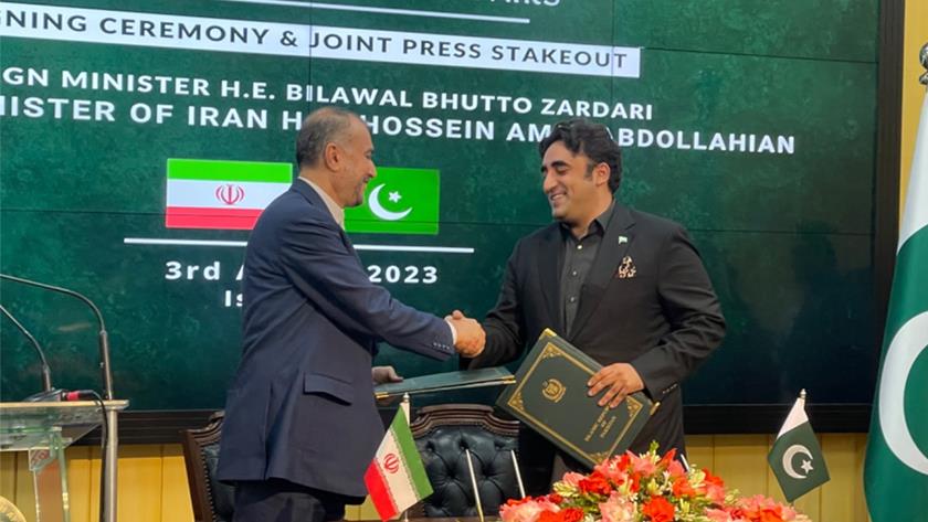 Iranpress: Iran, Pakistan sign 3 cooperation documents, MoUs