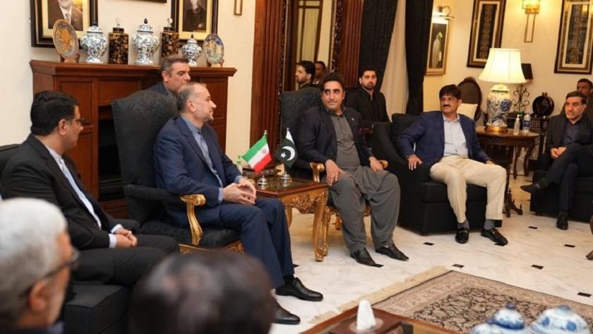 Iranpress: Iran, Pakistan FMs meet emphasizing developing bilateral ties