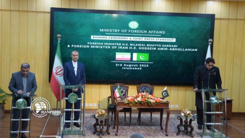 Iranpress: Iran, Pakistan to boost trade transactions to 5 billion euros