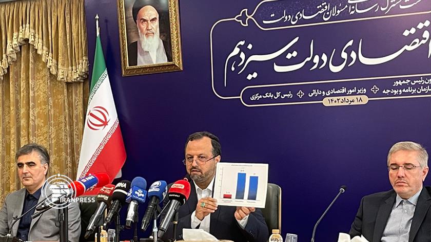 Iranpress: Khandouzi: Unemployment rate decreased by 4.4 percent