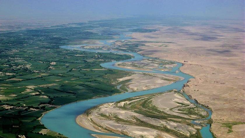 Iranpress: Iranian technical delegation visits Hirmand River