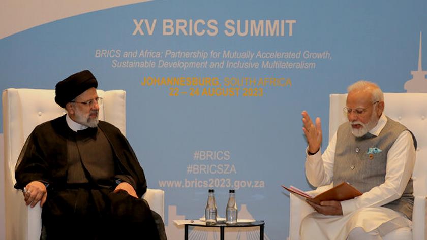 Iranpress: Pres. Raisi, India PM meet in S Africa