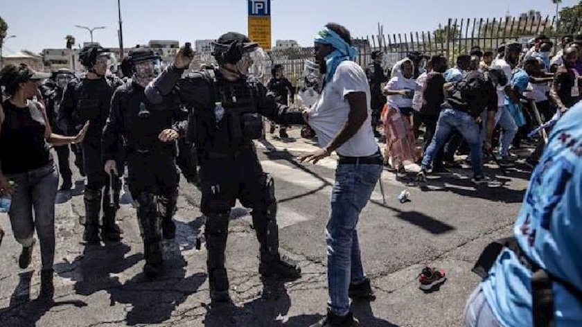 Iranpress: 100 Eritrean asylum seekers injured in Israeli police raid