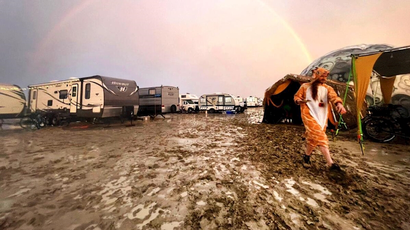 Iranpress: Tens of thousands stranded in US Nevada desert without water and food