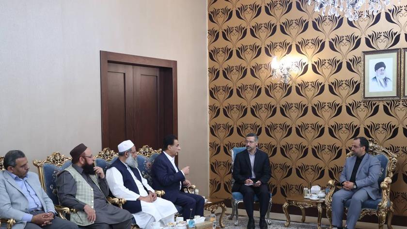 Iranpress: Iran, Pakistan to develop their coop. in economy and trade
