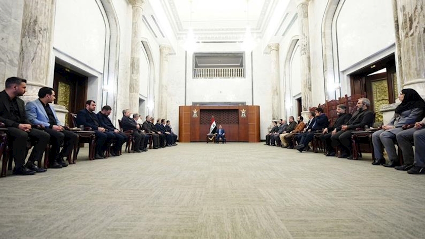 Iranpress: Iranian journalists, media professionals meet Iraqi PM