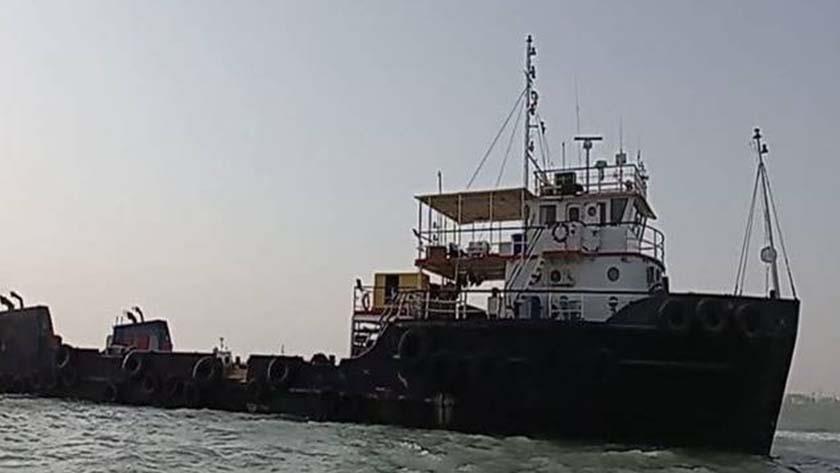 Iranpress: Two illegal oil tankers seized in Persian Gulf by IRGC