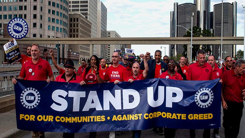 Iranpress: Over 12,000 Automobile Workers Walk off in US’ Largest Union Strike
