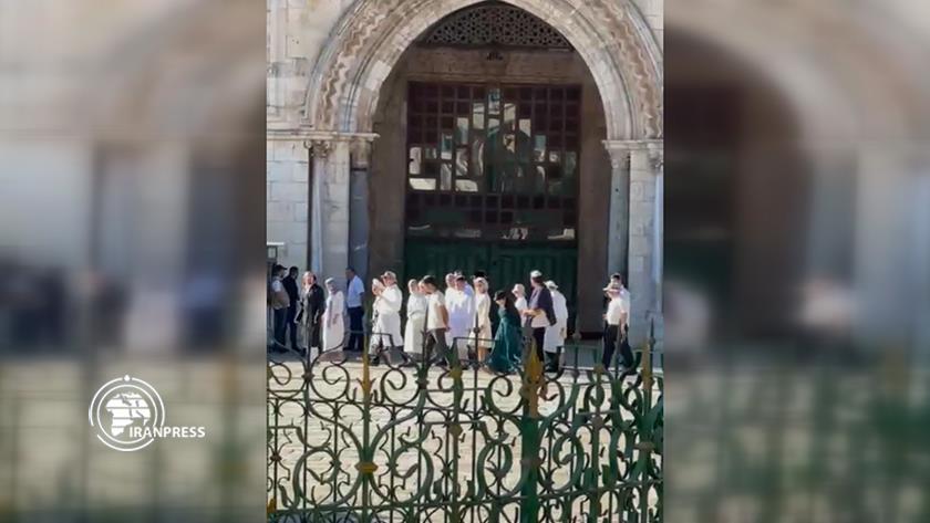 Iranpress: Zionist settlers storm Al-Aqsa mosque