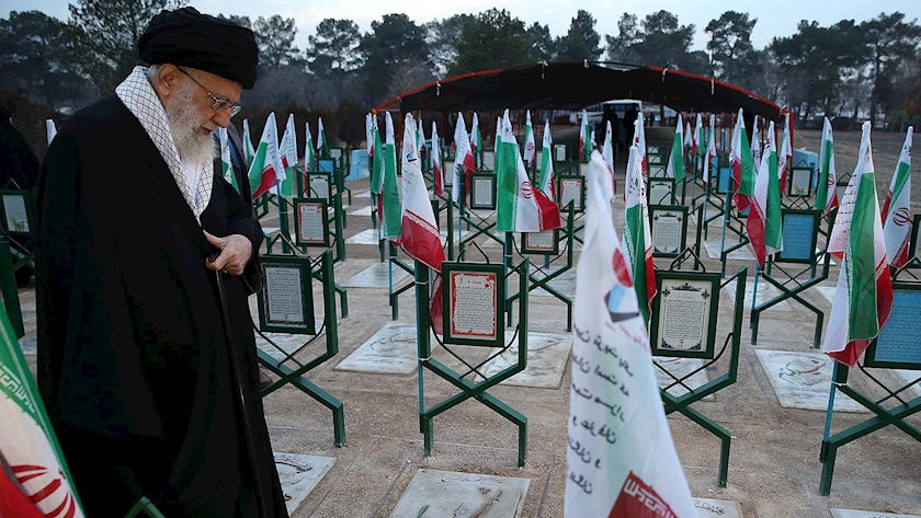 Iranpress: Martyrs are guiding stars: Leader