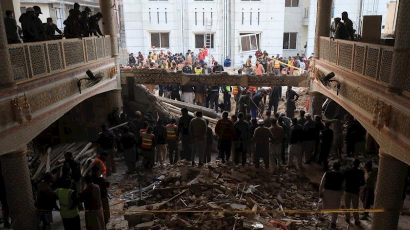 Iranpress: Casualties of Pakistan blast rising; President Raisi condemned attack