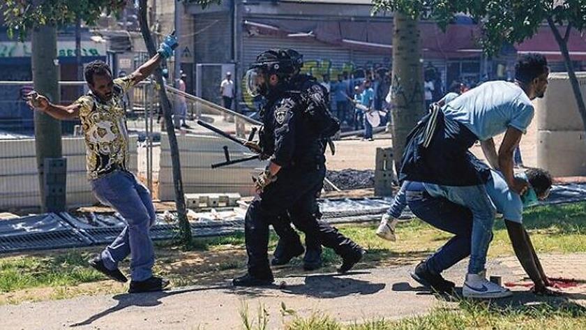 Iranpress: Ten Israeli settlers injured in Tel Aviv