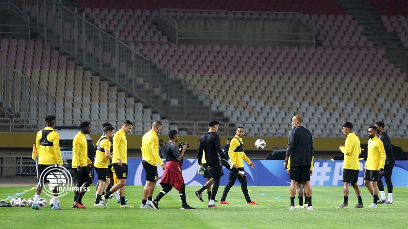 Iranpress: Saudi Al-Ittihad team exercises in Isfahani stadium, central Iran