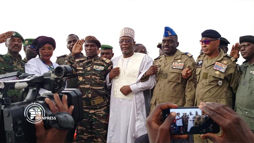 Iranpress: Niger people celebrate French ambassador expulsion 