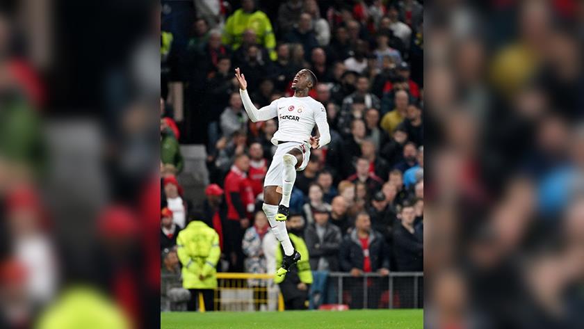 Iranpress: Wilfried Zaha scores as Gala stun 10-man United 