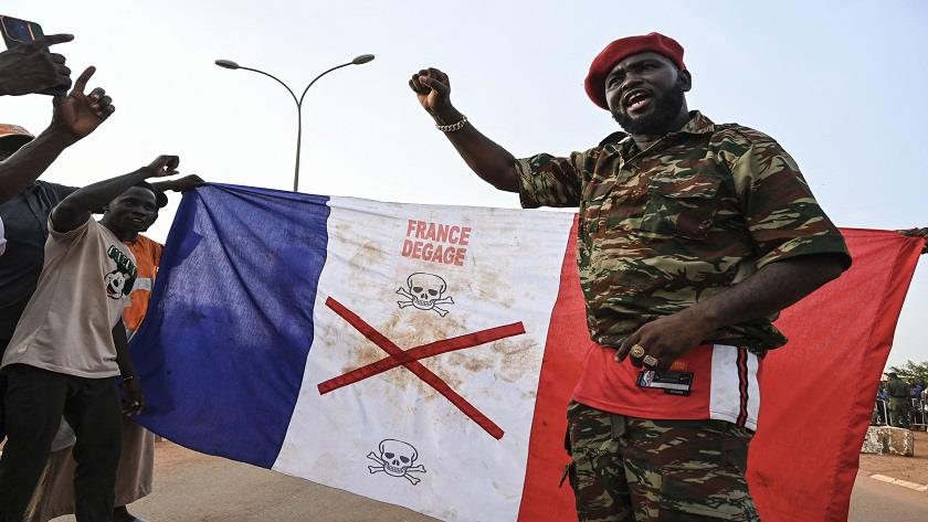 Iranpress: France withdraws its forces from Niger