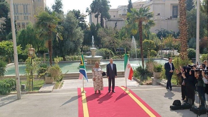 Iranpress: Iranian FM holds talks with S.African counterpart in Tehran
