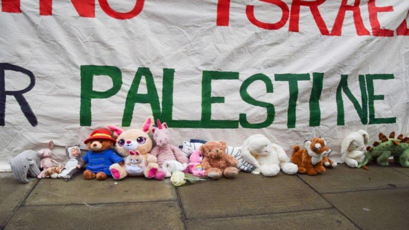Iranpress: London kids leave teddy bears outside Foreign Office for children in Gaza