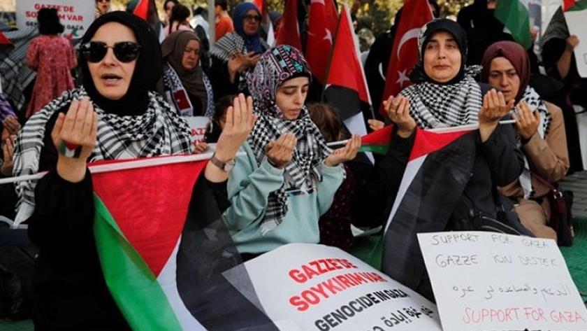 Iranpress: Turkish people gather in front of Incirlik base to condemn Zionist regime crimes 
