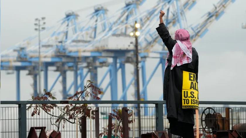 Iranpress: Protesters in Washington block US military ship carrying weapons for Israel