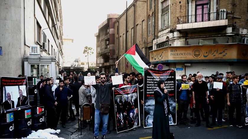 Iranpress: Iranian students call on Turkiye to stop fuel exports to Israel