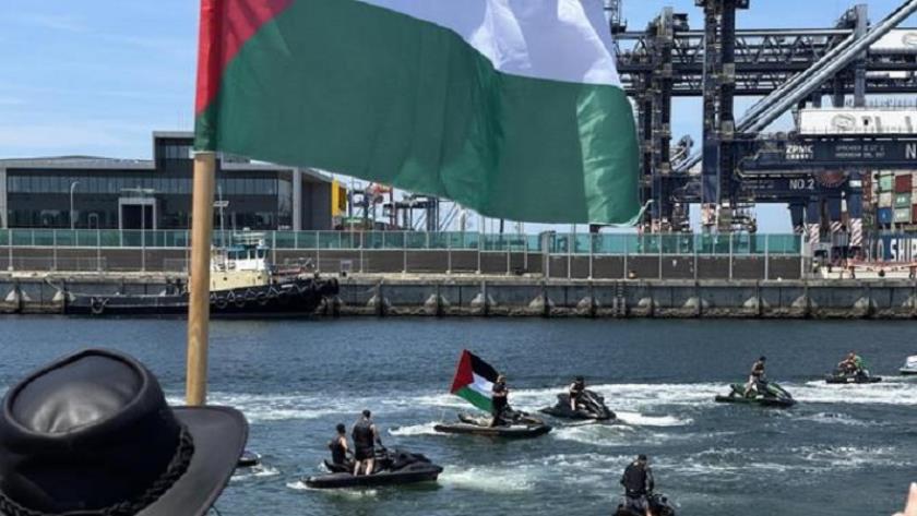 Iranpress: Video: Protesters prevent Israeli cargo ship from docking at Sydney port