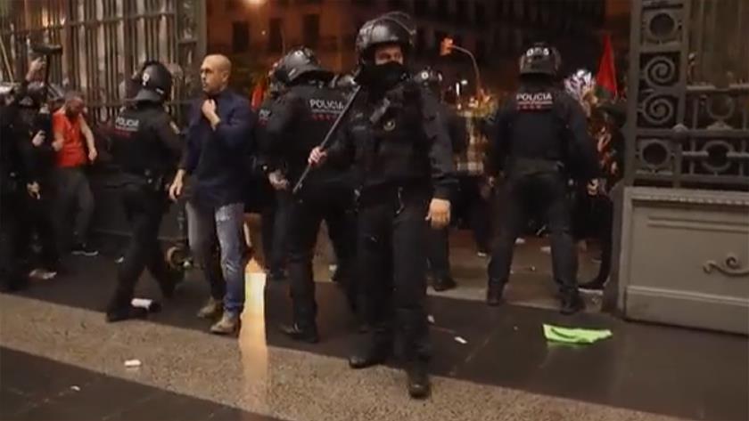 Iranpress: Pro-Palestinian protesters clash with police in Barcelona