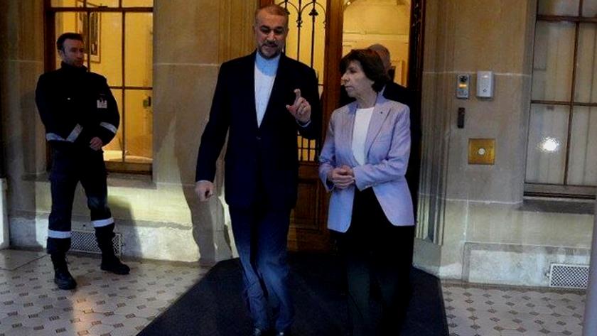 Iranpress: Iran, France FMs meet in Geneva