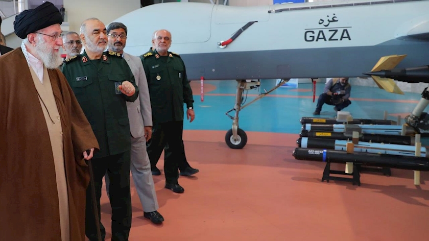 Iranpress: Leader pays visit to IRGC