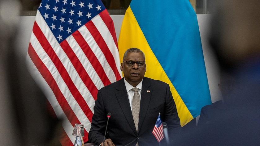 Iranpress: US Defense Secretary makes unannounced visit to Ukraine