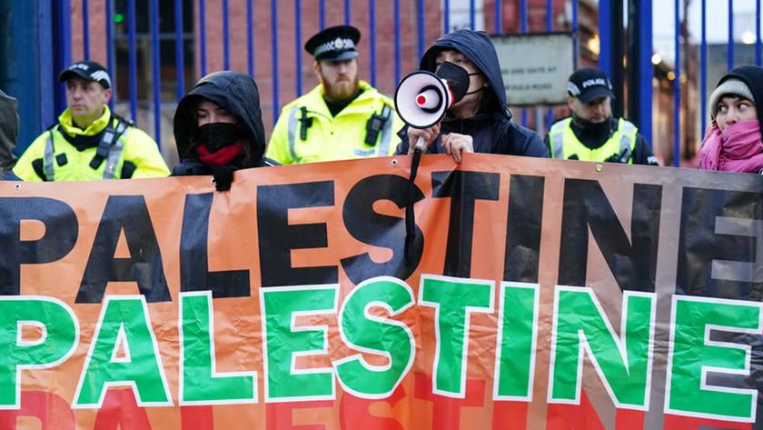 Iranpress: British people protest against UK companies supplying arms to Israel