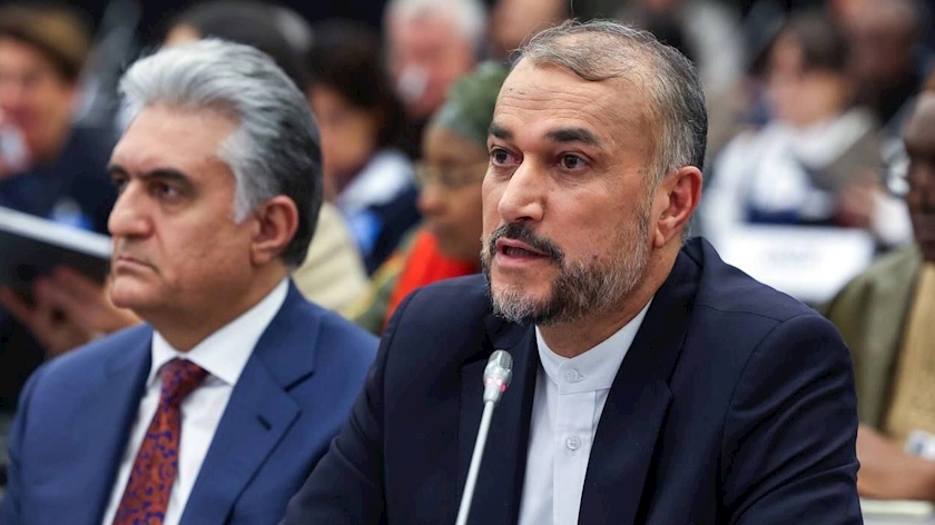 Iranpress: Costs of refugees has to be divided among world countries: Iran FM