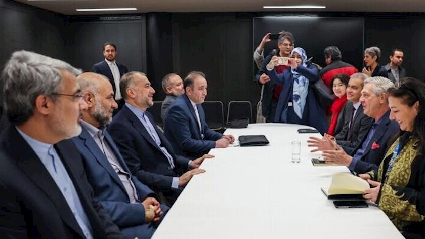 Iranpress: Iran FM, UN refugee official meet