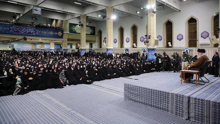 Iranpress: Leader receives women on occasion of Lady Fatima birth