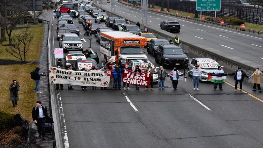 Iranpress: Pro-Palestinian protesters block airports in New York, Los Angeles