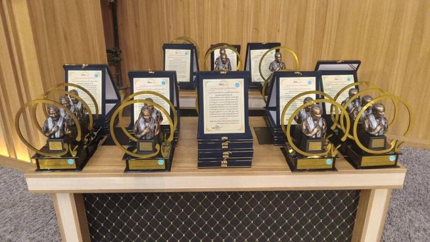 Iranpress: Tehran University honors icons of resistance 