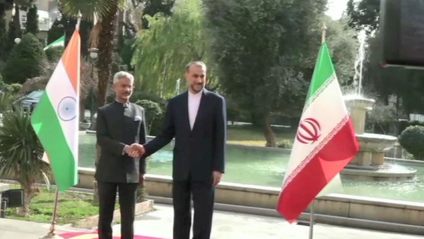 Iranpress: Iran’s FM receives his Indian counterpart