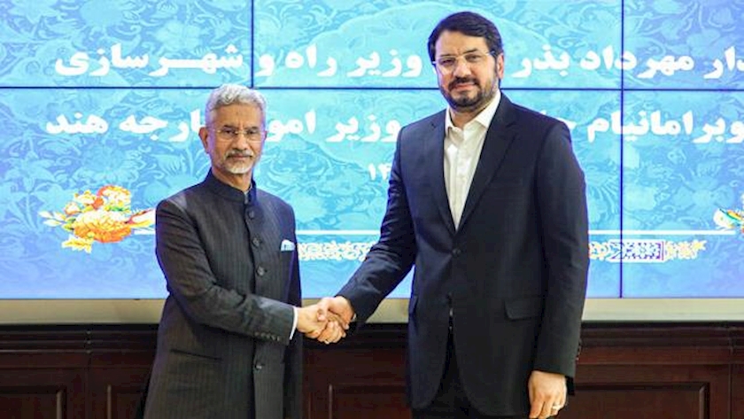 Iranpress: Iran, India sign final agreement to develop Chabahar Port