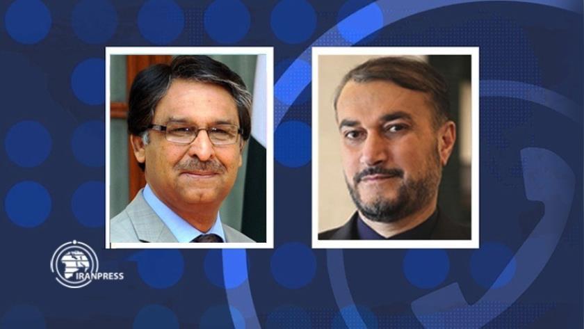 Iranpress: Iran, Pakistan FMs confer on bilateral issues via phone call