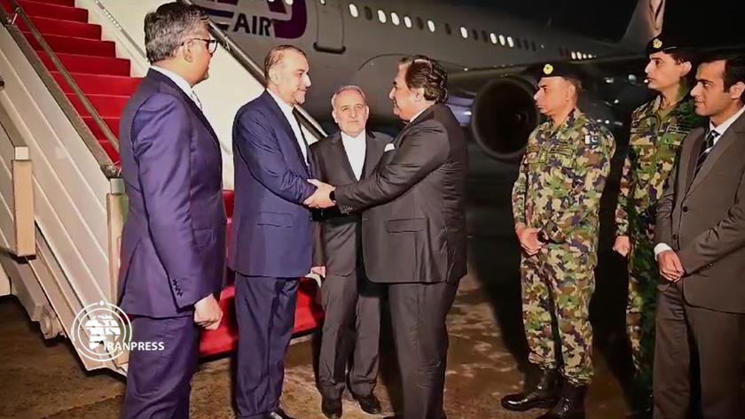 Iranpress: Iranian FM arrives in Pakistan at the head of a senior delegation