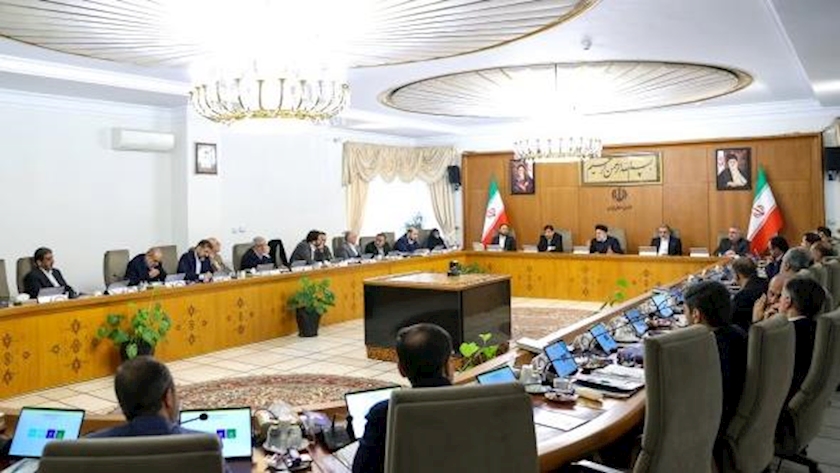 Iranpress: President orders oil minister to form a group to solve energy imbalance