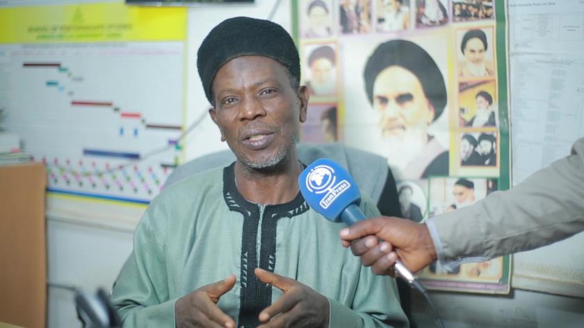 Iranpress: Ayatollah Khamenei is leading revolution through path of Imam Khomeini
